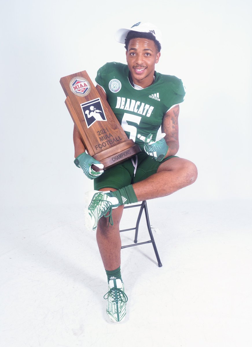 I came so close to falling, Do yo homework on me walking through dat rain by myself🚶🏾‍♂️. #Committed 🔟 <a href="/CoachDavis_87/">Roberto Davis</a> <a href="/NWBearcat_FB/">Northwest Football</a> <a href="/bearcatsports/">Northwest Athletics</a>