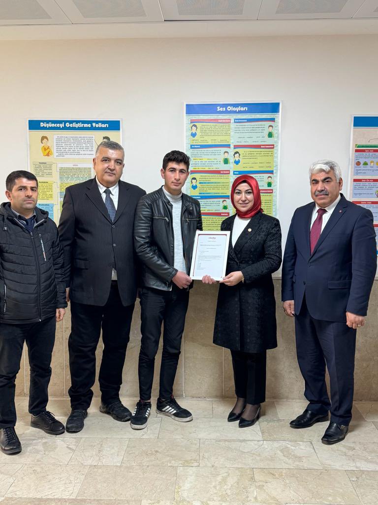 Sayın Bakanımız <a href="/Yusuf__Tekin/">Yusuf Tekin</a>  ilimizi ziyareti kapsamında İlçe Müdürümüz Sayın <a href="/MMuharrem_Demir/">Muharrem DEMİR</a> ve Robotex yarışması Dünya 2. olan öğretmenimiz ve öğrencimizi misafir eden sayın <a href="/rukiye_toy/">Rukiye Genç Toy</a> vekilimize yakın ilgilerinden dolayı teşekkür ederiz.