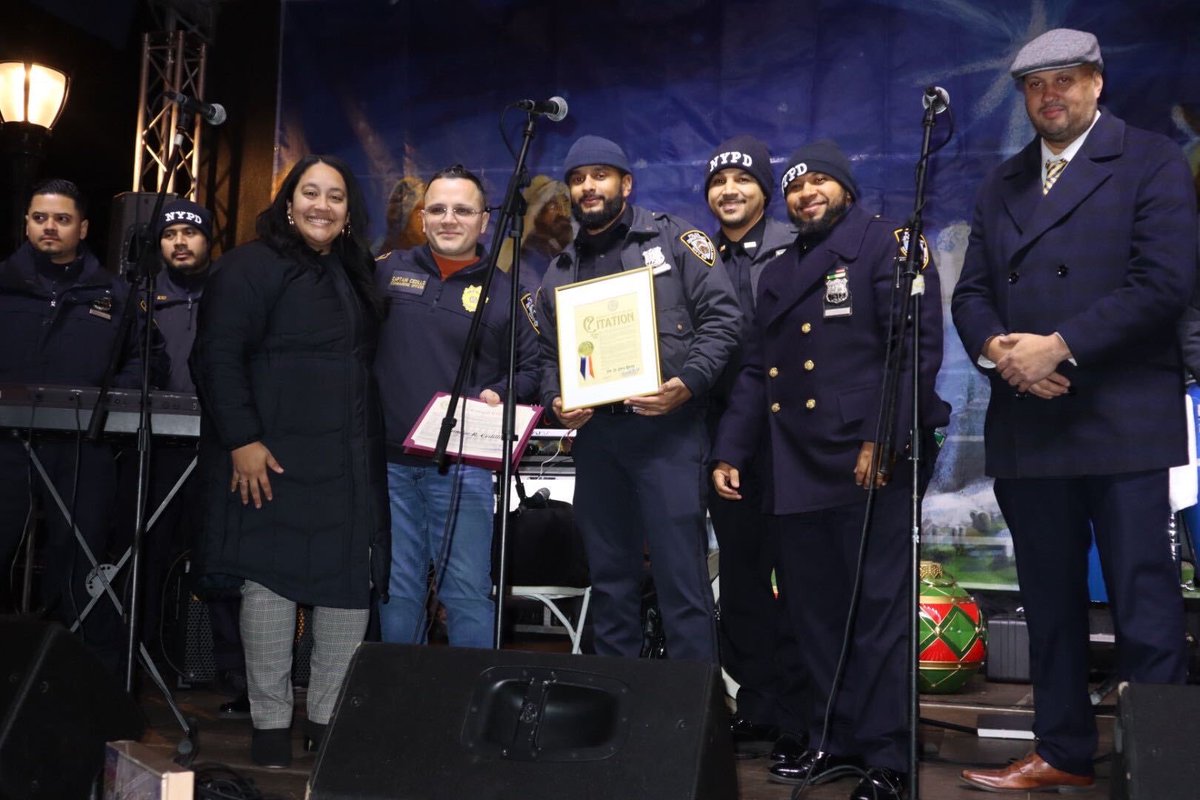 CMAmandaFarias's tweet photo. Starting off the New Year in #CD18 with the @WSBID for Three Kings Day! ✨🎁

I was happy to join in the festivities and present the beloved La Jara band with a citation for their contributions to our BX communities. Thanks for having me last night! https://t.co/AOe3miPXqB