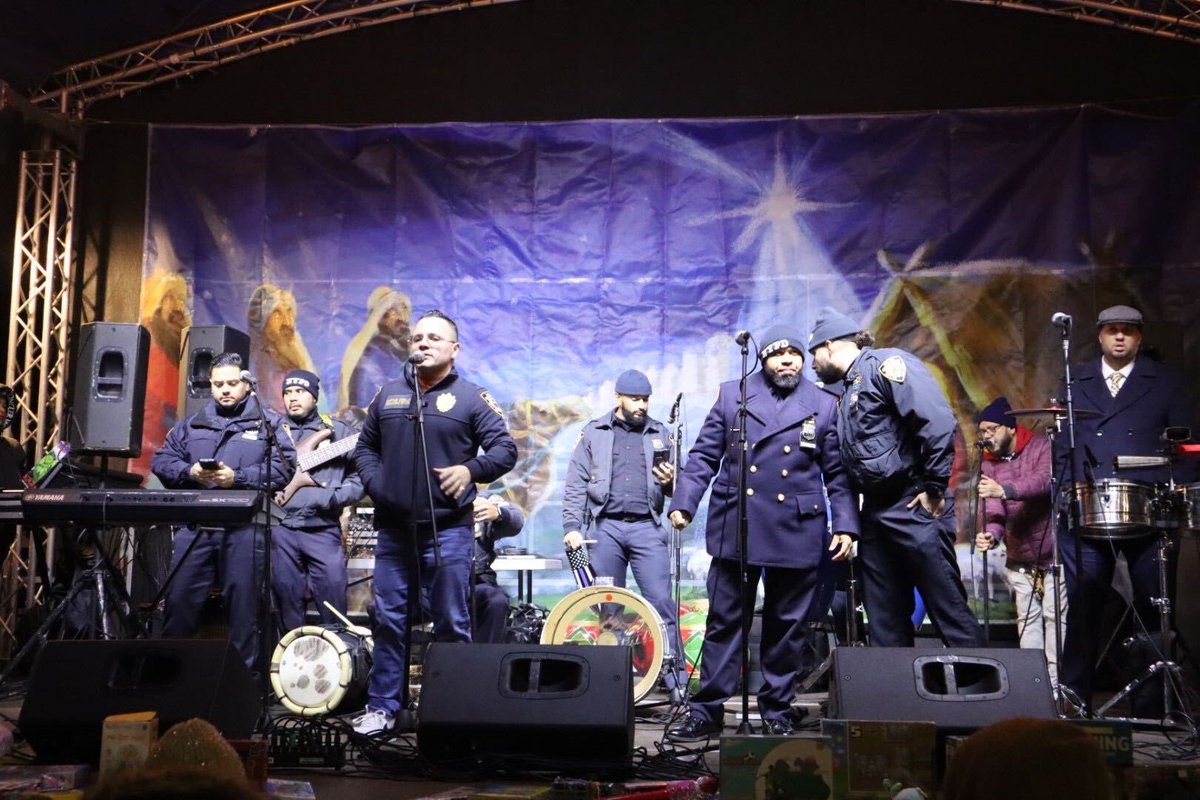 CMAmandaFarias's tweet photo. Starting off the New Year in #CD18 with the @WSBID for Three Kings Day! ✨🎁

I was happy to join in the festivities and present the beloved La Jara band with a citation for their contributions to our BX communities. Thanks for having me last night! https://t.co/AOe3miPXqB