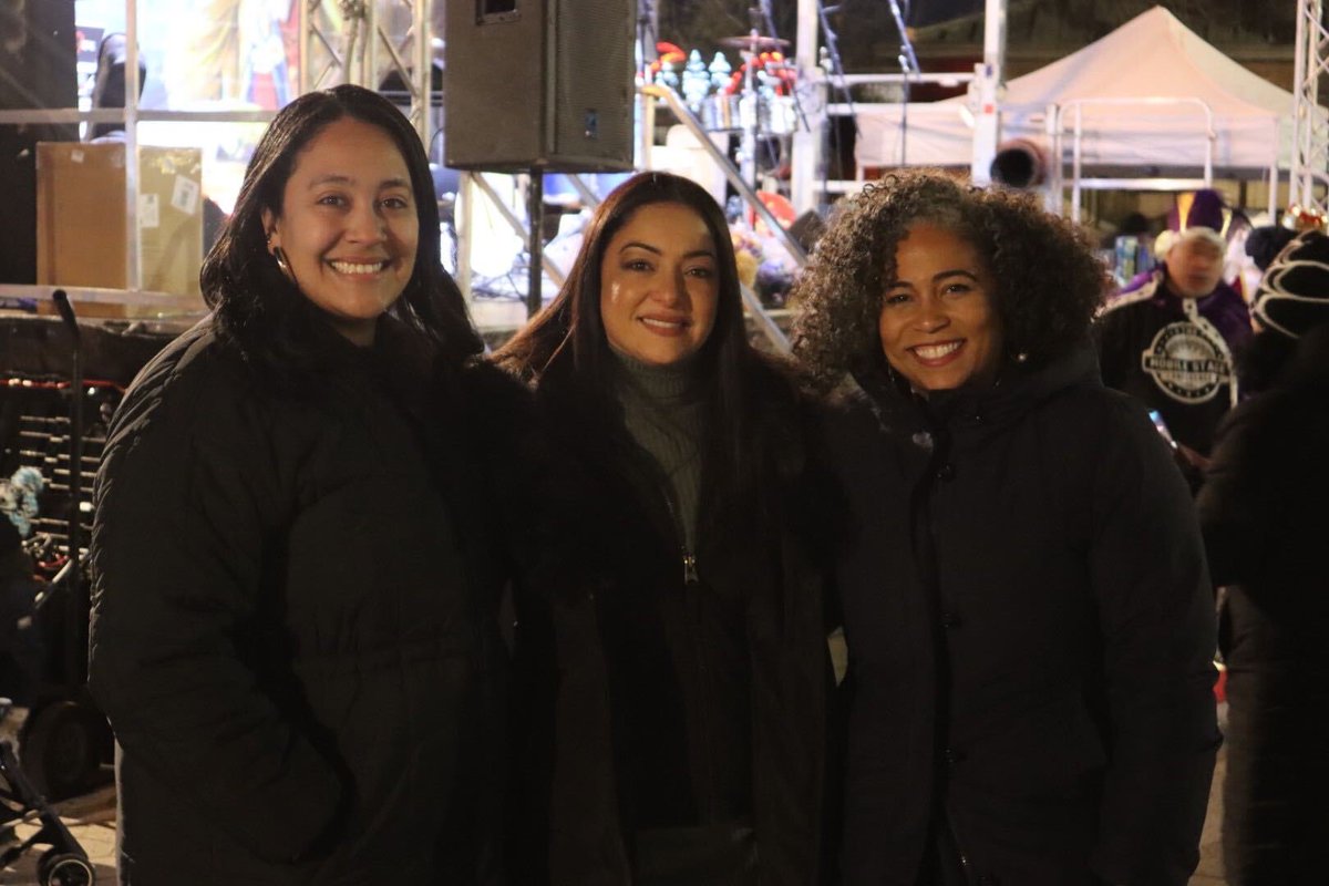 CMAmandaFarias's tweet photo. Starting off the New Year in #CD18 with the @WSBID for Three Kings Day! ✨🎁

I was happy to join in the festivities and present the beloved La Jara band with a citation for their contributions to our BX communities. Thanks for having me last night! https://t.co/AOe3miPXqB