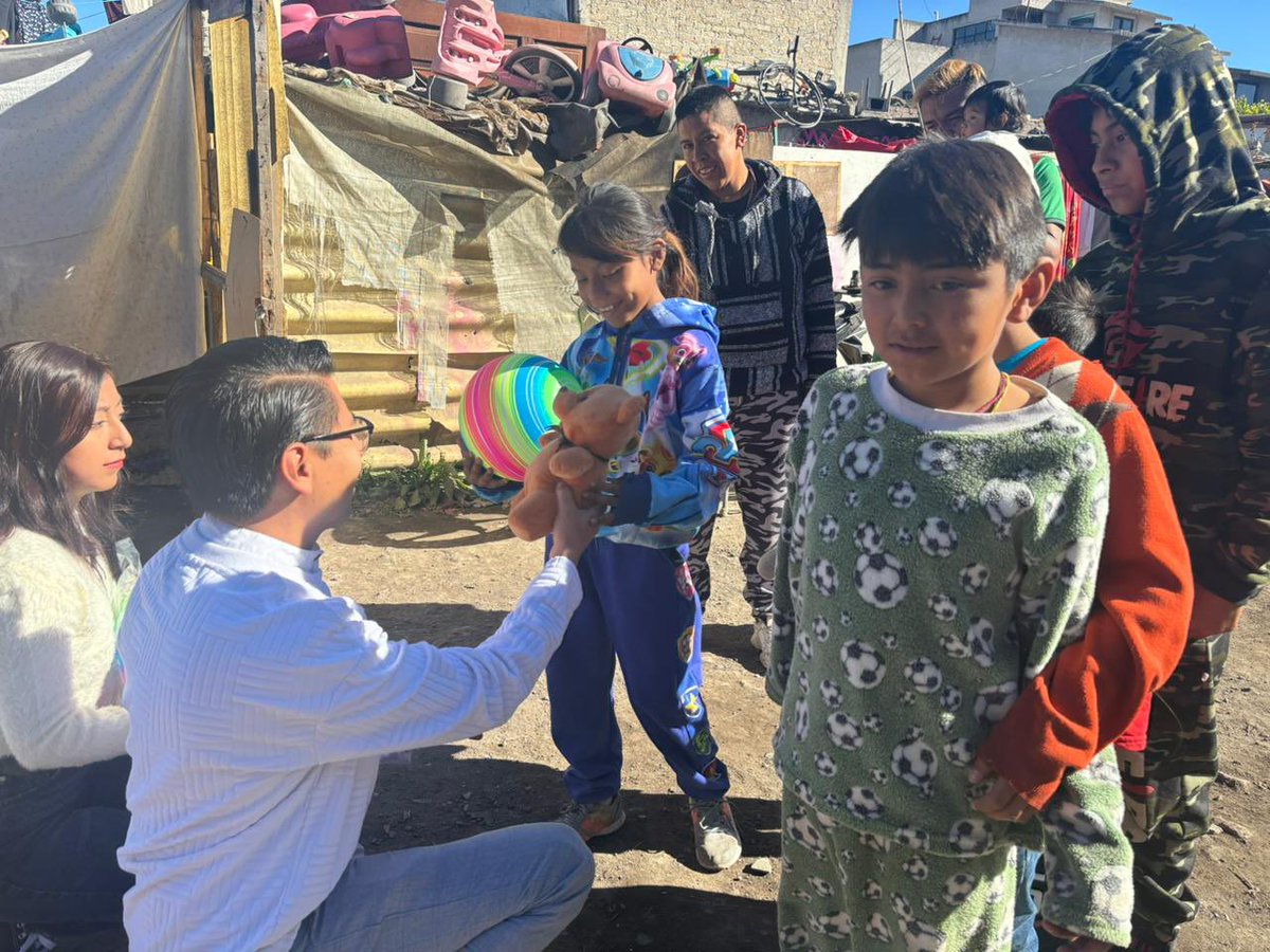 ¡Y LlEGARON LOS REYES! 
Este 6 de Enero entregamos cerca de mil juguetes a niñas y niños de la zona chinampera de Xochimilco, acompañadas de una rica rebanada de rosca. 
#InfanciasFelices

Gracias a todos los que nos ayudan a crear un mundo mejor.