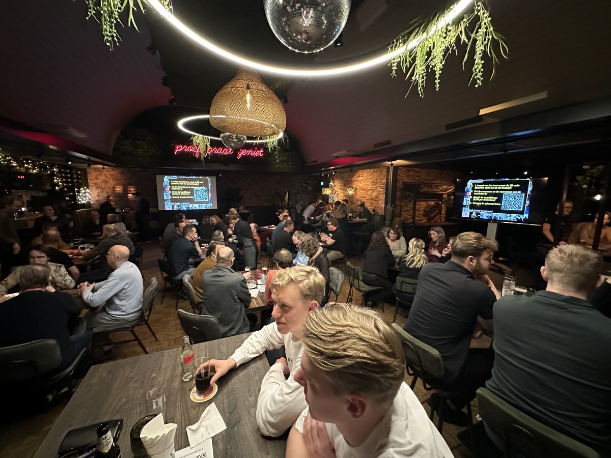 erikmooij's tweet image. Even een #popquiz van ⁦@quiz_events⁩ in #Wervershoof spelen. Nog een #Top2000 2022 sessie.