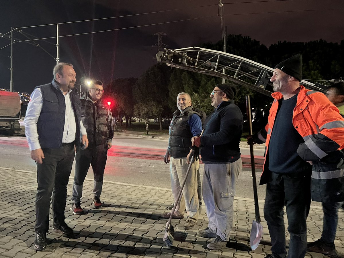 Sözümüzü Tutacağız O Tramvayı Çiğlimize getireceğiz🚆

İzBB Başkanımız Sayın Tunç Soyer öncülüğünde 14 Şubat'a hazırlanıyoruz. AOSB kavşağında asfaltlama çalışmalarını gece boyunca sürdürecek ekiplerimizi ziyaret ederek, kolaylıklar diledik. Emeği geçen herkese teşekkür ediyorum.