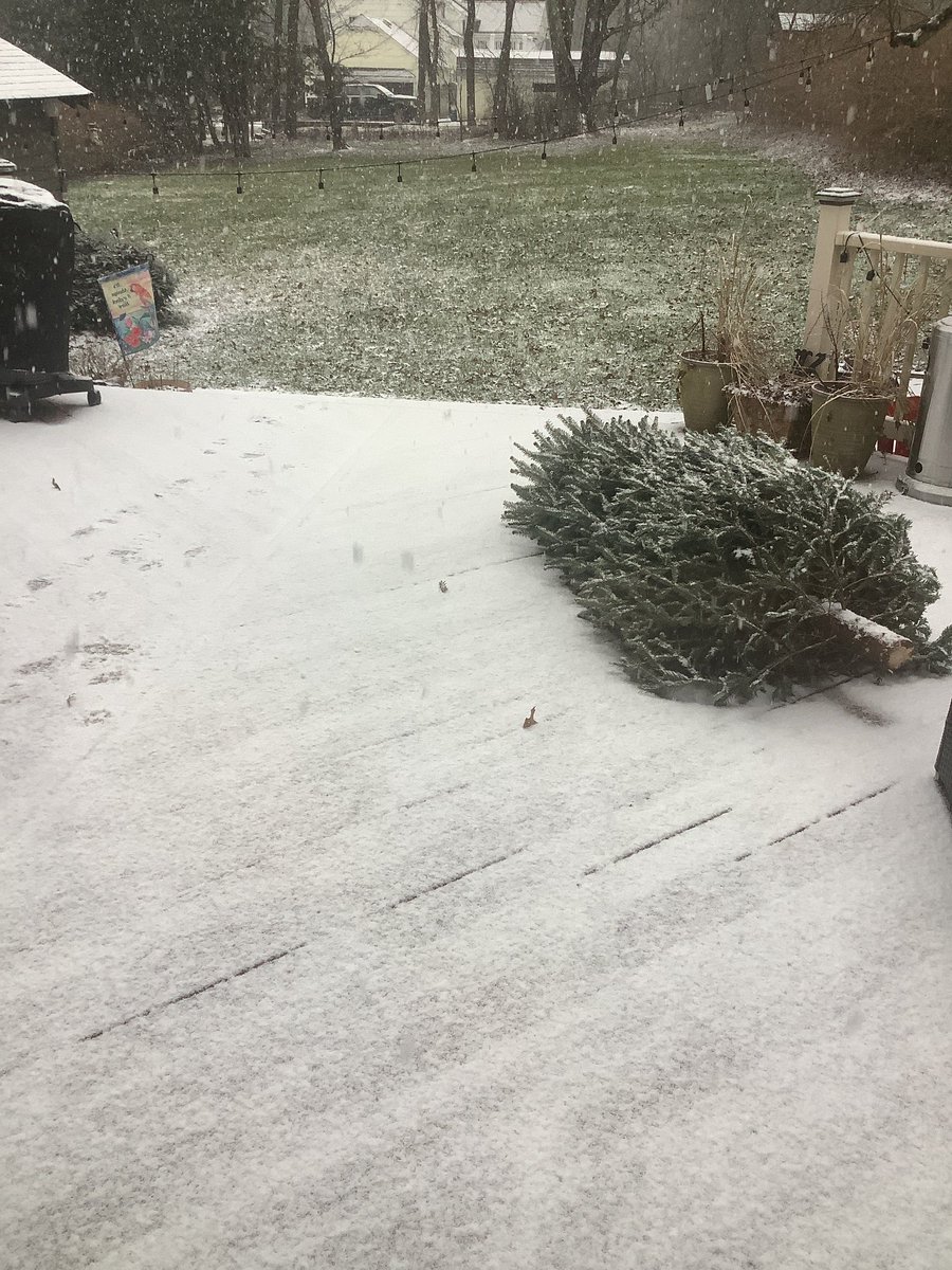 jd2001mrg's tweet photo. @Richie_Brienza @nynjpaweather @troydelorenzo @NsfwWx @NWS_MountHolly @NWSNewYorkNY @AccuRayno Not far from Warren either, definitely snowing and sticking in the Somerset Hills. https://t.co/ovscFm94jV