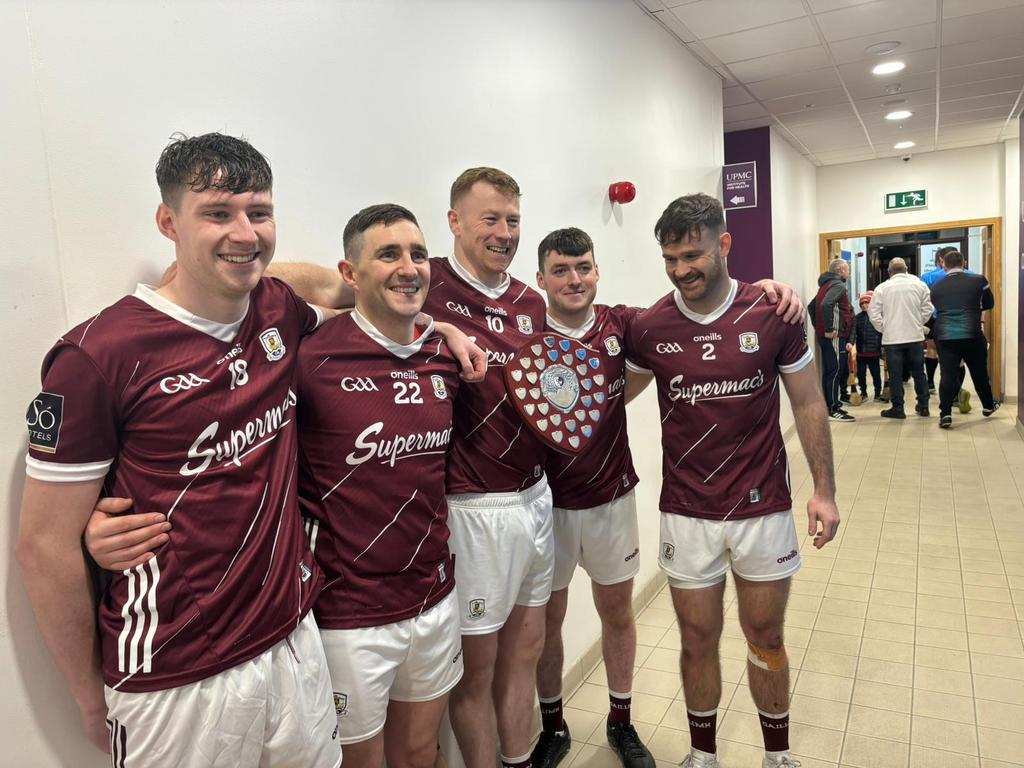 Tabhair cluais don chlár Spóirt an Lae amárach. Cloisfidh tú agllaimh le himreoirí buacach na Gaillimhe. 
Domhnaill O Cualáin agus Charlie O Freighil - <a href="/Iomaint_BnaF/">Club Iománaíochta Bearna/Na Forbacha</a>
Breandán Ó Conghaile, Adrian Ó Tuathail, an caiptín Macdara Ó Béarra, agus an roghnóir Cathrach Bán <a href="/CLGMB/">Micheal Breathnach</a>