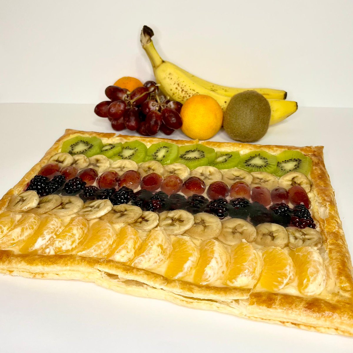 SukhaCakes's tweet photo. 🍇HOJALDRE DE CREMA Y FRUTA🍇

La mezcla entre un buen hojaldre casero, la crema pastelera y tus frutas favoritas glaseadas con capa de gelatina, es pura fantasía✨

Si quieres acabar una buena comida, puedes contactar conmigo para hacerlo realidad 😉

https://t.co/WSuveeT3Pw https://t.co/XLOC5sALNb