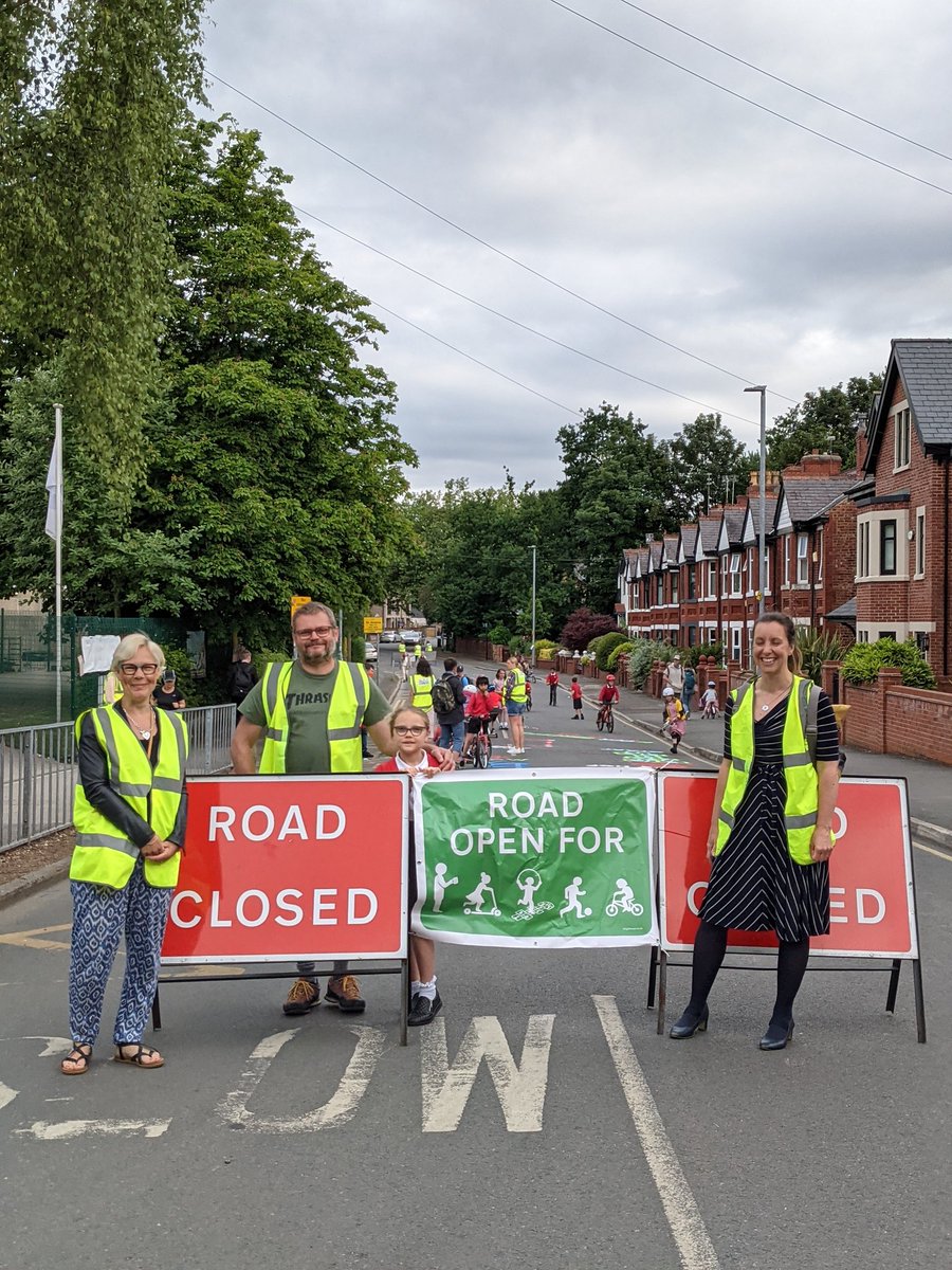 brookburnactive's tweet image. Wishing all a happy, active new year 🚶🏽‍♀️🚲🛴. It's nearly back to school time @BrookburnP and that means that our #schoolstreet in #chorlton will be back up and running. Do you know any volunteer marshals that can help keep it going? If so, please drop us a line! We need YOU 🫵🏽