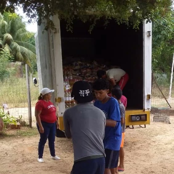 desdebolivar_'s tweet photo. #Hoy 📸 || Los #CLAP en sinergia perfecta con la Misión Alimentación, inician la primera semana del 2024 en el despacho de 11.468 #CombosCLAP en atención directa a familias angostureñas, de la parroquia Marhuanta.
#AlimentarEsVencer
@NicolasMaduro @LealTelleria @MinAlimenVen https://t.co/b1mBGBuDdY