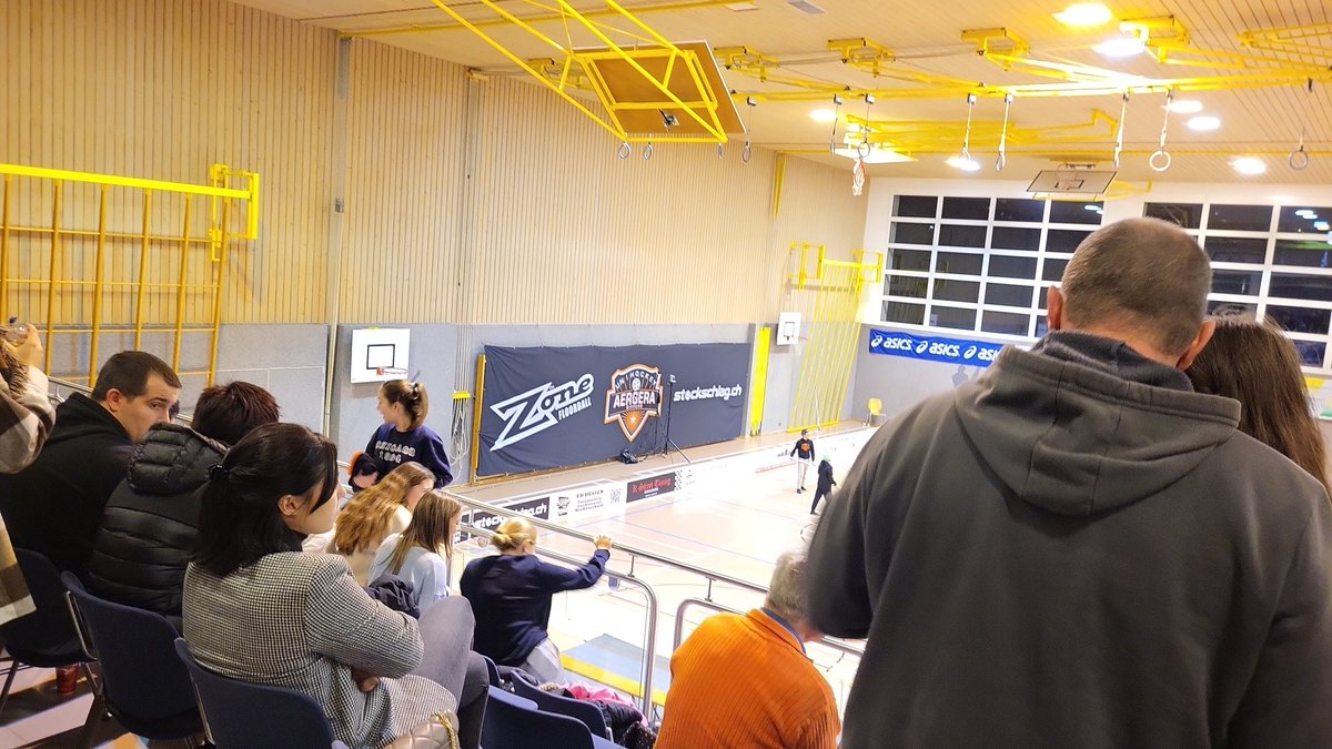 Match d'#unihockey #floorball à Giffers #AergeraGiffers! 3 sortes de bières sans alcool à la carte 😀, bravo (il y a aussi des normales notammentla cardoche 😉...). Nos amis singinois à la page 😀