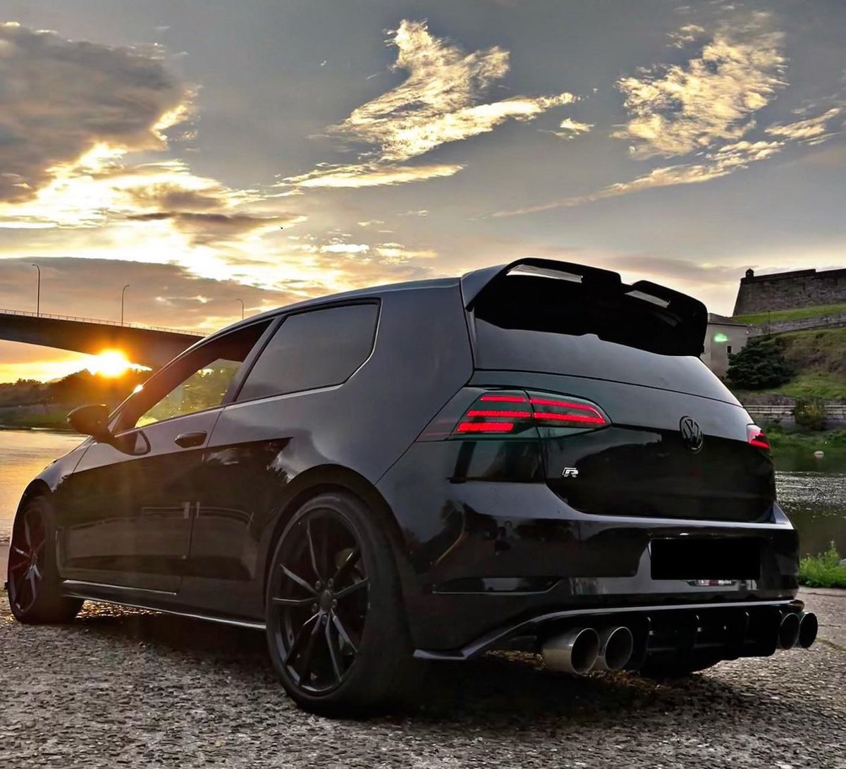 carpxrnpicx's tweet photo. Golf R https://t.co/PmIFQyJXM9