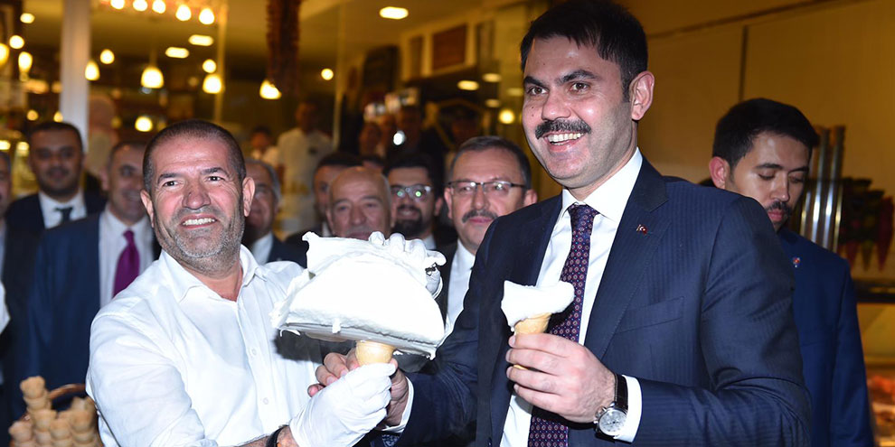 solcugazete's tweet photo. Gazeteci Timur Soykan:

"Murat Kurum AKP İstanbul adayı olmuş. İlk sözü İstanbul ve deprem olmuş. 

Aşağıdaki fotoğrafta 35 kişiye mezar olan Ezgi Apartmanı'nın yıkılmasından sorumlu olan eski Kahramanmaraş MÜSİAD Başkanı Sami Kervancıoğlu ile.

Sami Kervancıoğlu firari. Onu yakalamakla işe başlasın."