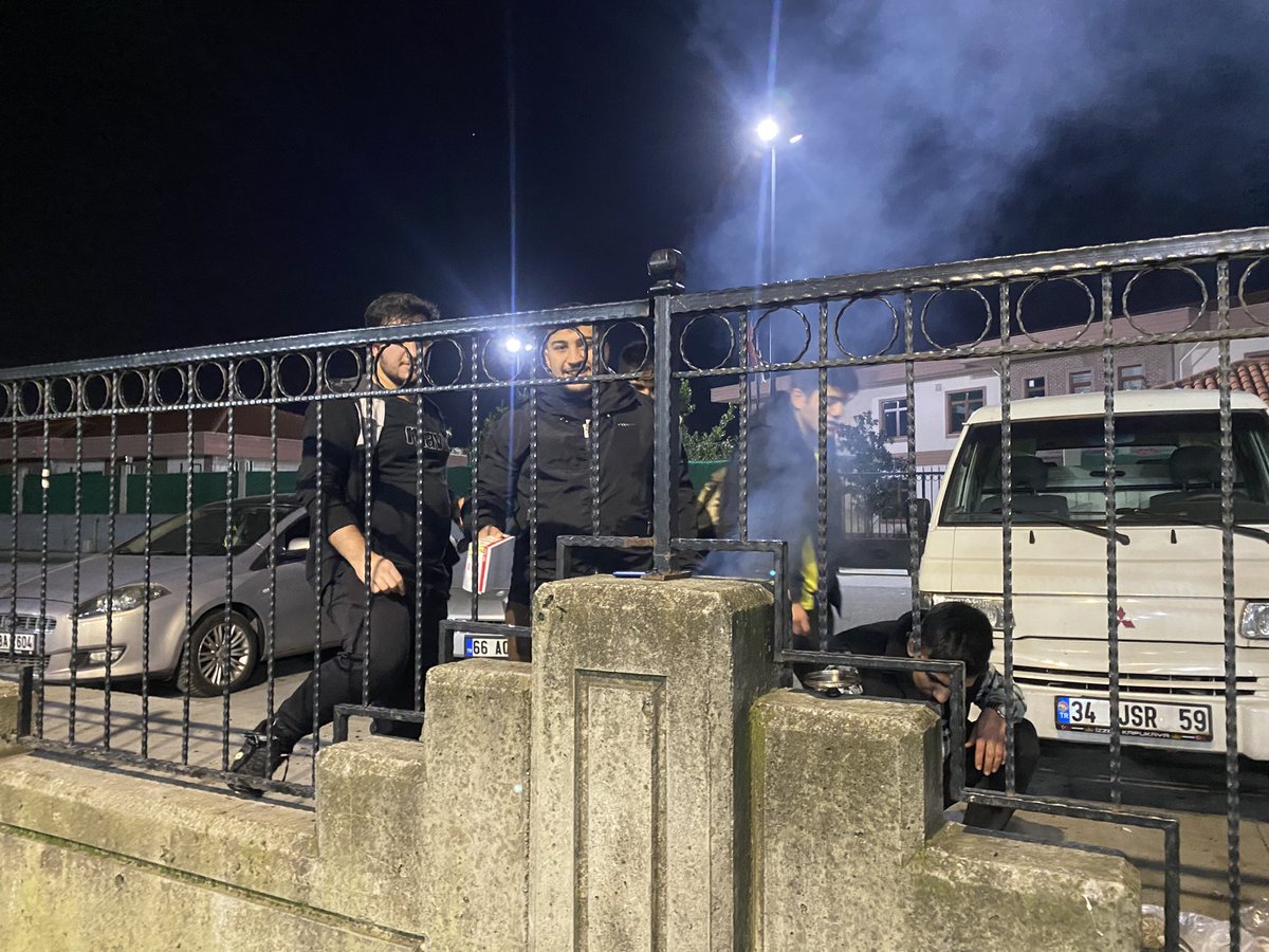 İlçe Gençlik Kolları Yönetimi olarak halısaha etkinliğimizi gerçekleştirdik. Maç sonrasında genç kardeşlerimizle sohbet muhabbette bulunduk.