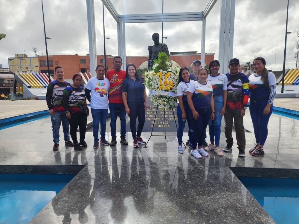 PDVAL_OFICIAL's tweet photo. Hoy sábado #6Ene, estuvimos presentes junto a otras casas de alimentación en la Plaza Bolívar del municipio Caroní, estado #Bolívar. Realizamos la entrega de una ofrenda floral en conmemoración del 16° Aniversario de la Productora y Distribuidora Venezolana de Alimentos (#PDVAL). https://t.co/8FjsjYjGdy