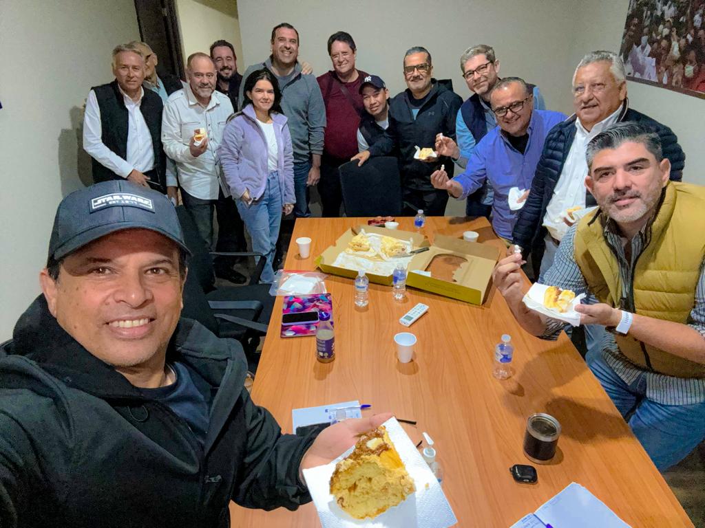 Este #Sabado después de la reunión de trabajo con mi equipo, partimos la rosca de reyes, todos se bendicieron con el niño Dios.
¡Ya se armó la tamalada para el día de la candelaria!