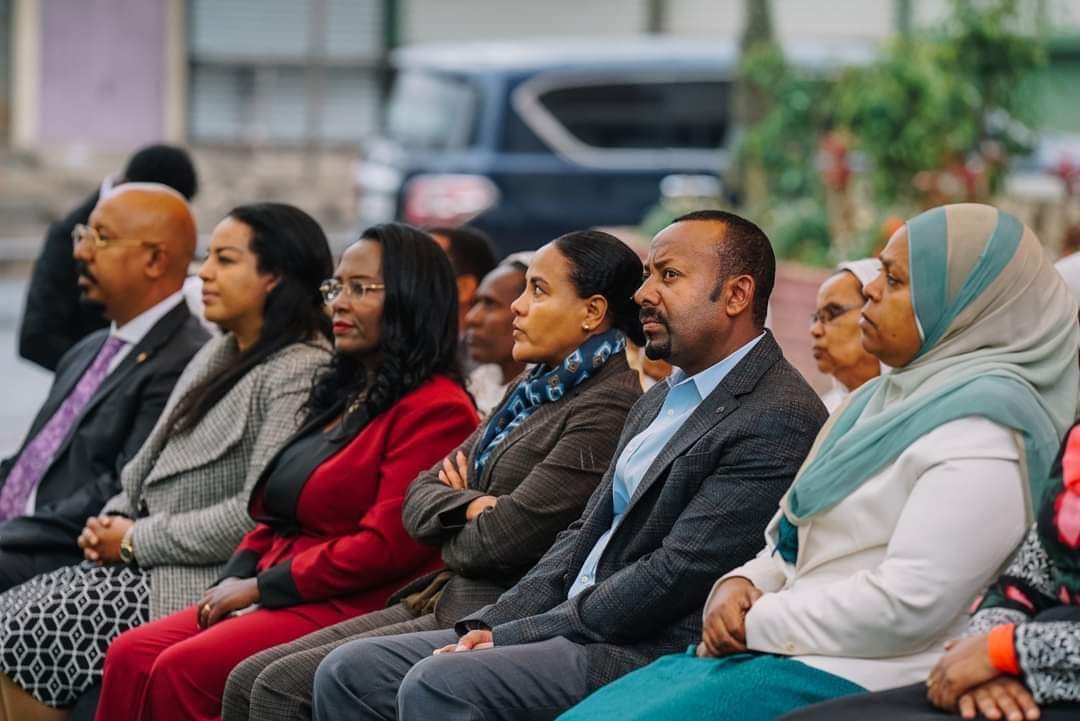 parlamament's tweet photo. አብቹ በቀቀኖቹ አራት ኪሎ ሳይደርሱ ህንፃው ቀደማቸውኮ በቀቀኖቹ አራት ኪሎን በርቀት አብቹ ከሱማሌ ላድ ለኢትዮጵያ መተንፈሻ የተለየ ሃሳብ የሌላቸው ኢትዮጵያን ወደብ አልባ አደረጉዋት https://t.co/VUTXkf2x6W