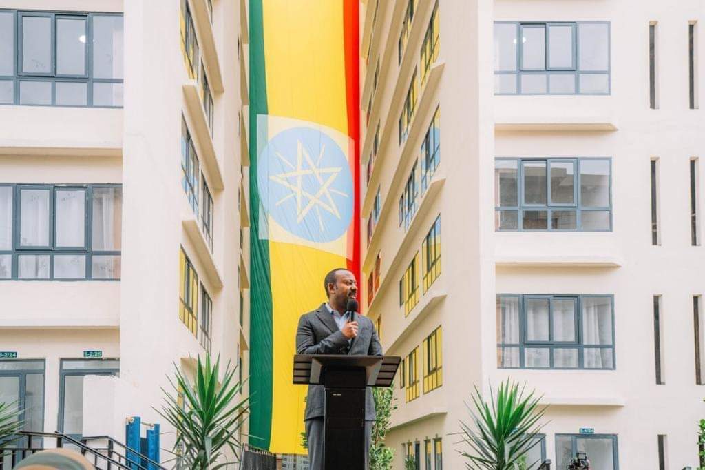 parlamament's tweet photo. አብቹ በቀቀኖቹ አራት ኪሎ ሳይደርሱ ህንፃው ቀደማቸውኮ በቀቀኖቹ አራት ኪሎን በርቀት አብቹ ከሱማሌ ላድ ለኢትዮጵያ መተንፈሻ የተለየ ሃሳብ የሌላቸው ኢትዮጵያን ወደብ አልባ አደረጉዋት https://t.co/VUTXkf2x6W