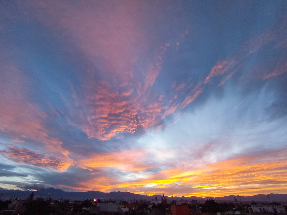 XBRomeoDeltaYan's tweet photo. #cdmx #Mexico #skycaptures #sunsetphotography #StormHour #thePhotoHour #cityscape #sunset https://t.co/ST2hUbfG3T