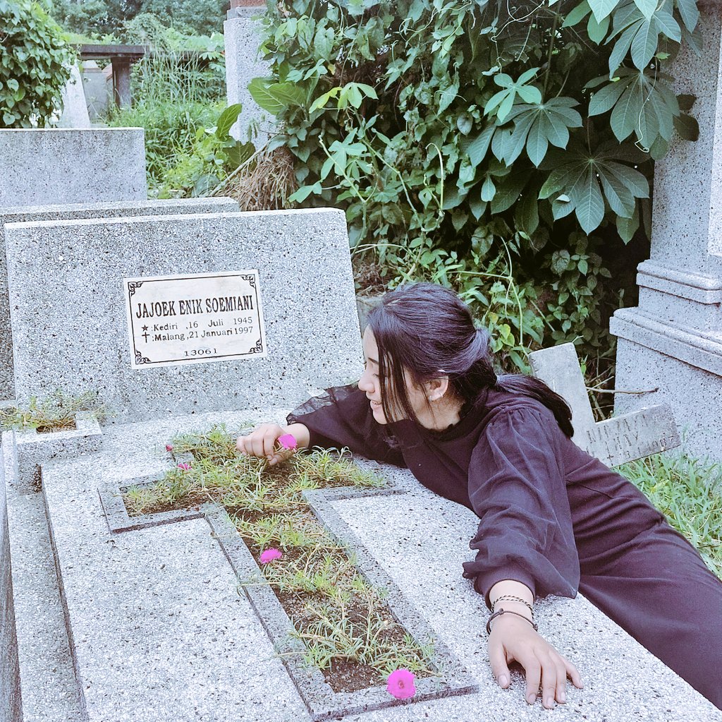 aku bersyukur bisa kesini 😊
aku diingatkan lagi,
"Tuhan yang memberi, Tuhan pula yang akan mengambil"

meskipun cuma sampai aku TK nol kecil,
tapi aku sangat merasa disayangi, dan tahu apa itu disayangi.
Terima Kasih untuk Nenekku ya Tuhan 
🥰🥰🥰