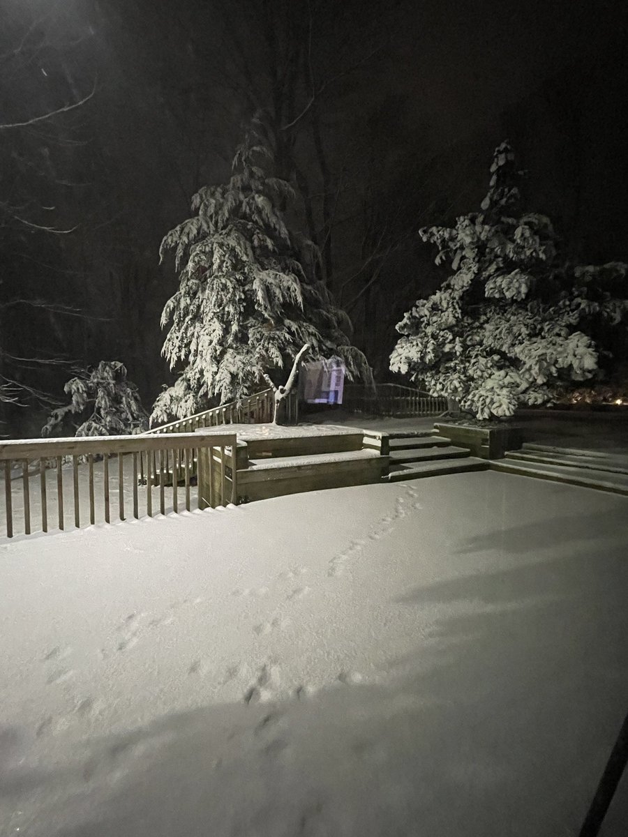 The snow sure is accumulating here in Oakland, NJ! <a href="/News12NJ/">News12NJ</a> #N12StormWatchers I hope I can still get bagels in the morning 😉🥯