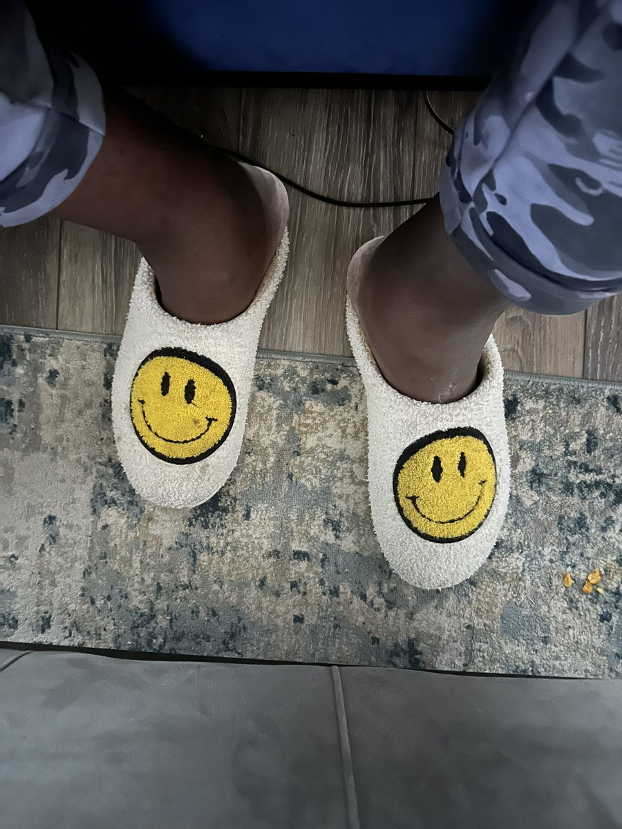 TraiDay79's tweet photo. The #PositivePants came with #HappyHouseShoes today @mdrizzy22!
#HereWeGo https://t.co/NR6sy2Fkpf