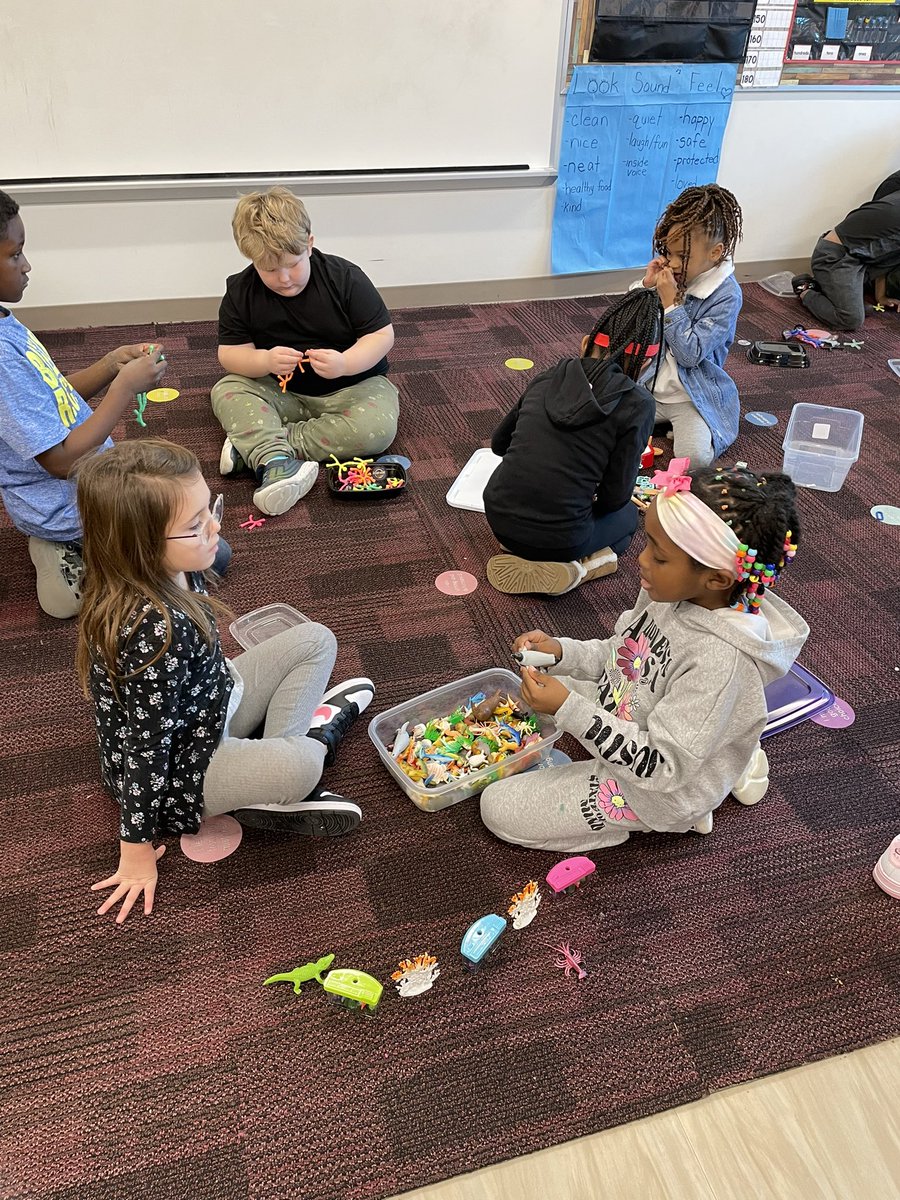 Kindergish's tweet photo. Learning through play with our 3rd grade buddies! #WES #kinder #bulldogs https://t.co/DKhVuNHbgu