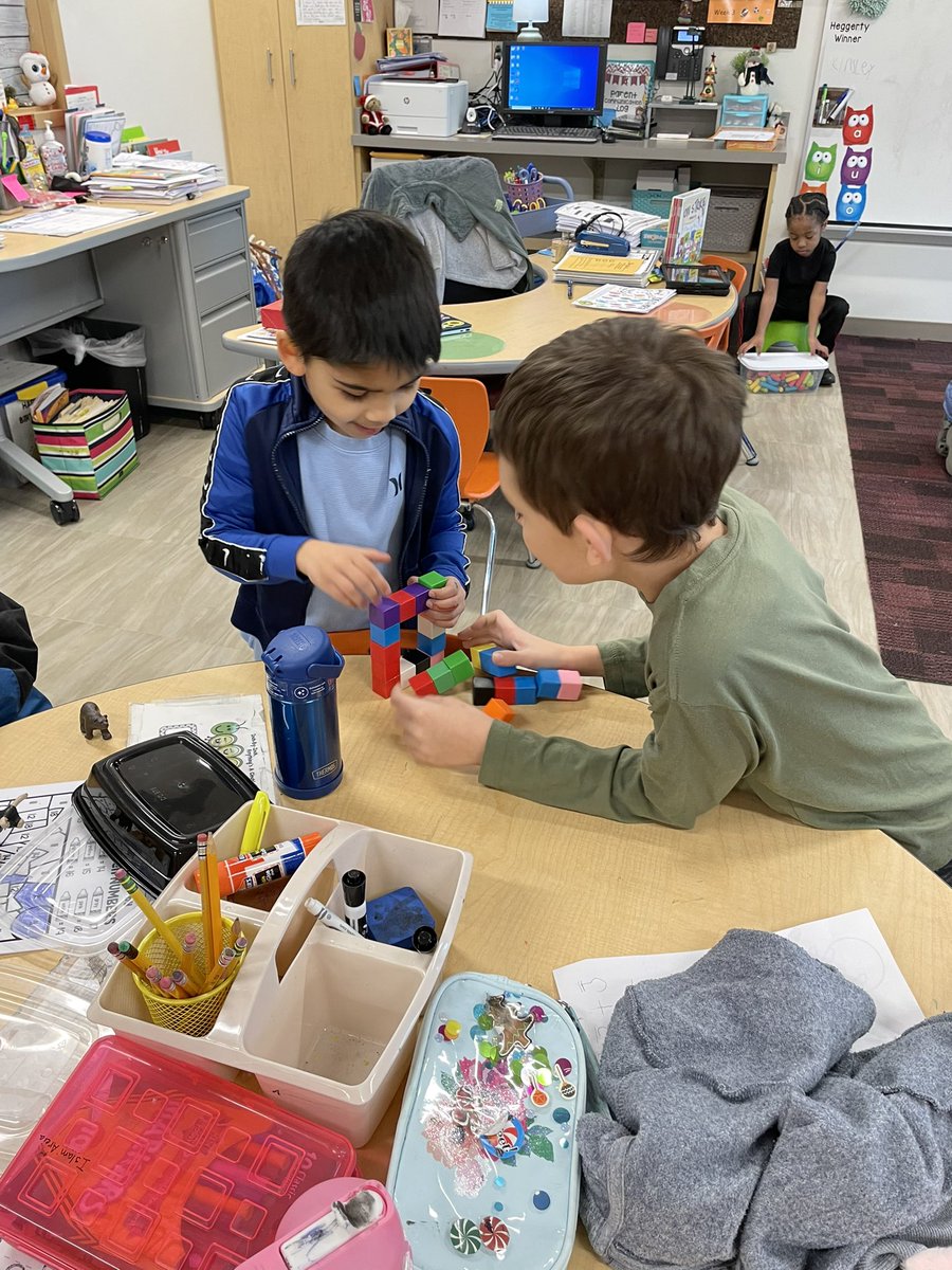 Kindergish's tweet photo. Learning through play with our 3rd grade buddies! #WES #kinder #bulldogs https://t.co/DKhVuNHbgu