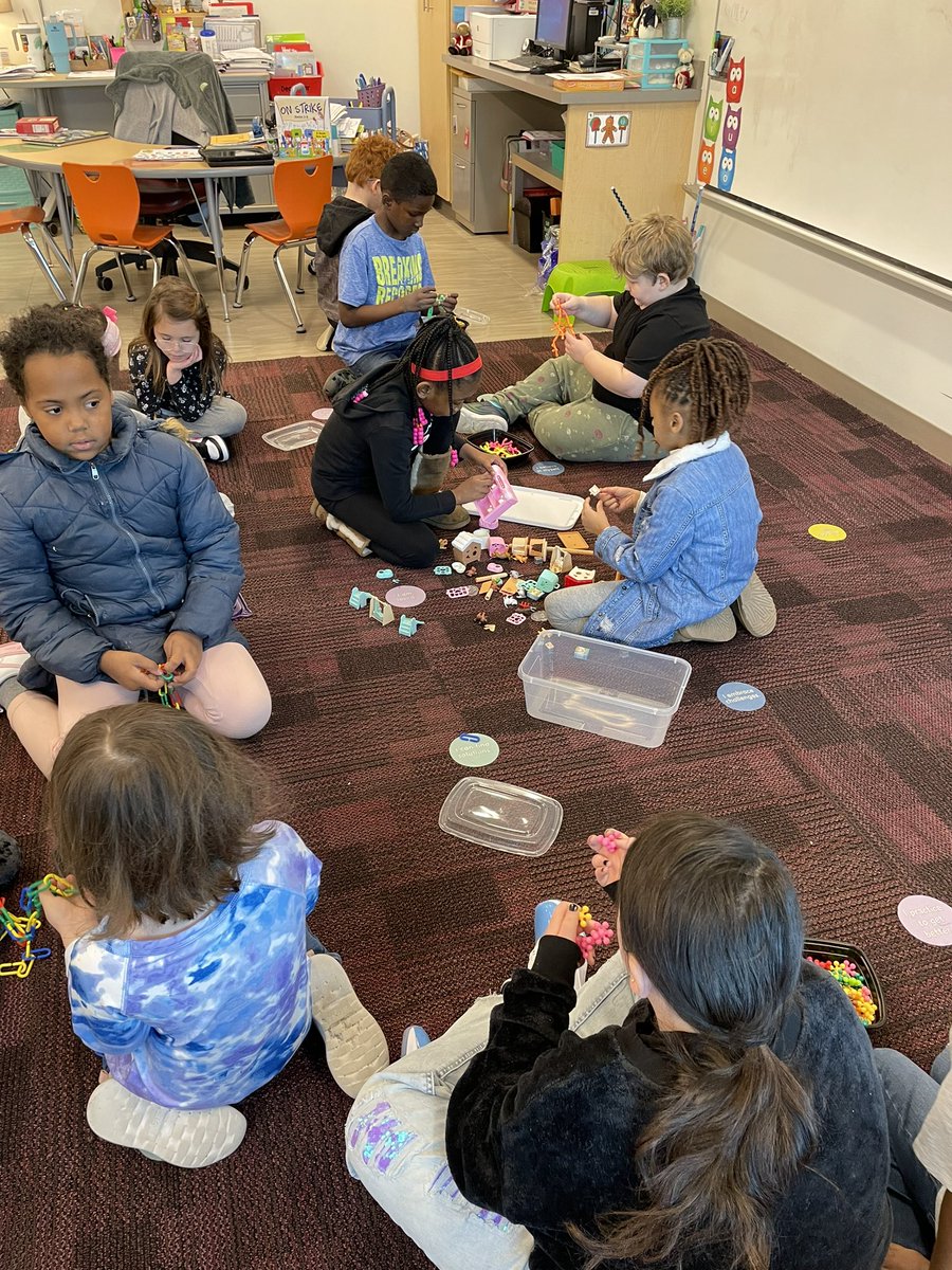 Kindergish's tweet photo. Learning through play with our 3rd grade buddies! #WES #kinder #bulldogs https://t.co/DKhVuNHbgu