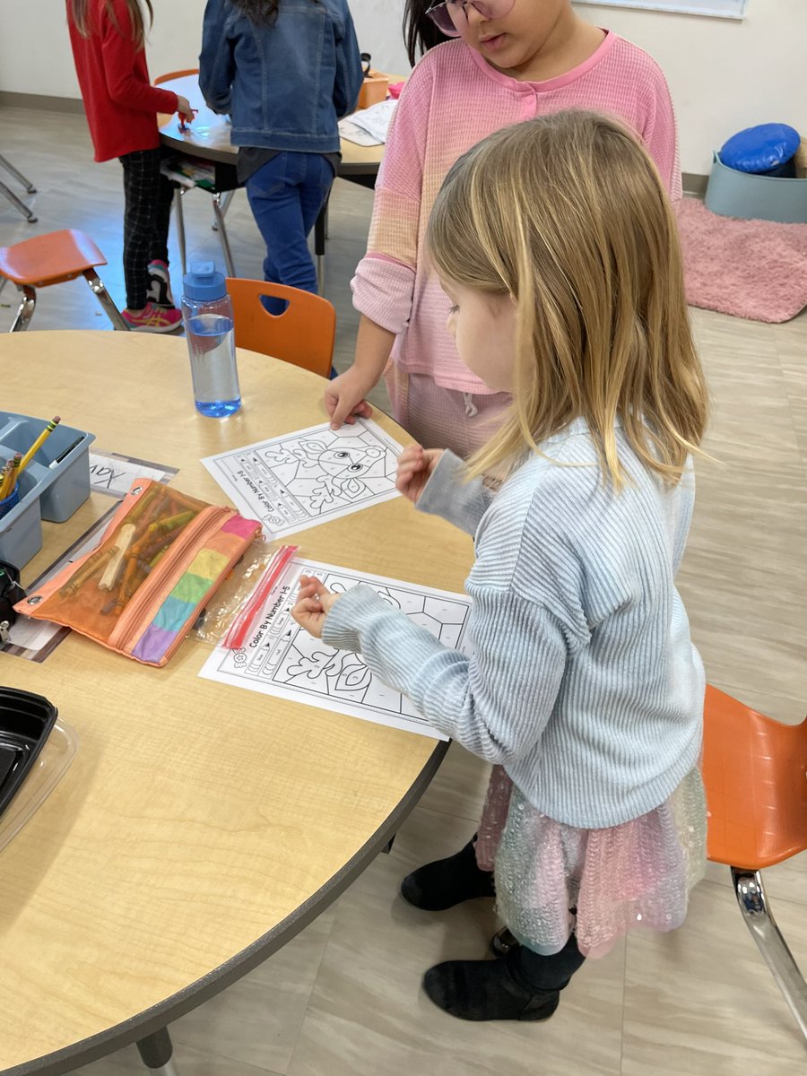 Kindergish's tweet photo. Learning through play with our 3rd grade buddies! #WES #kinder #bulldogs https://t.co/DKhVuNHbgu