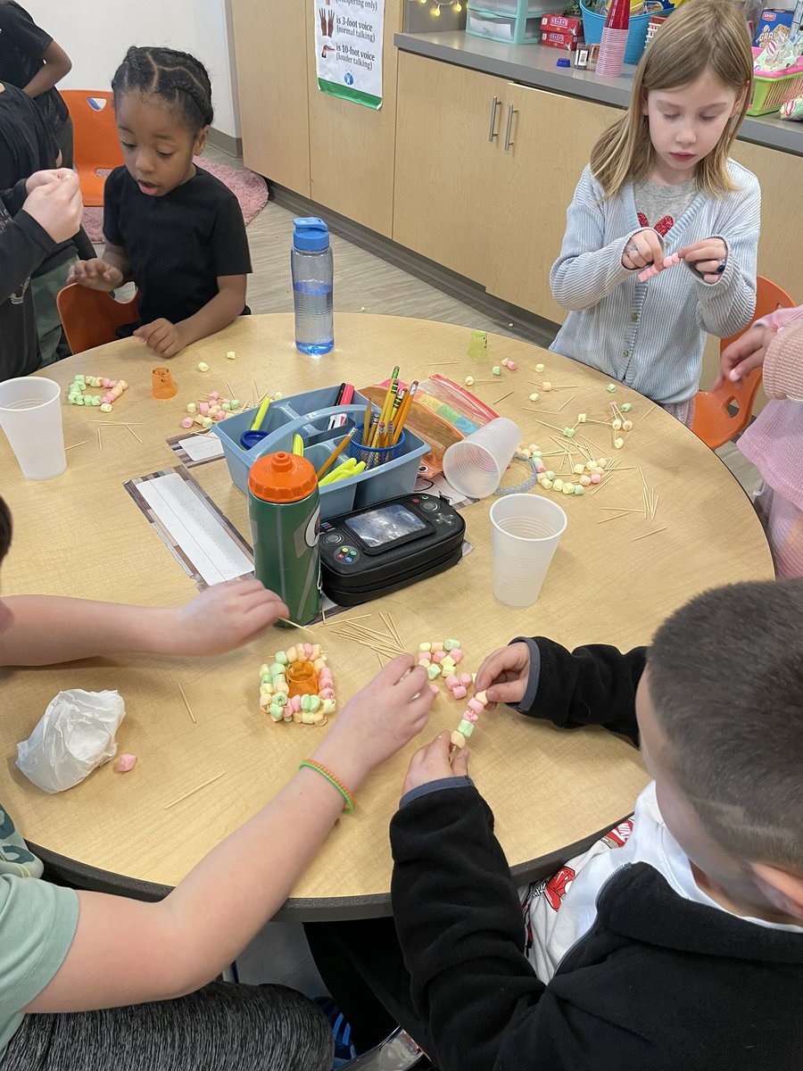 Kindergish's tweet photo. STEM project with our 3rd grade buddies! #WES #kinder #bulldogs https://t.co/5iyQOqTxJx
