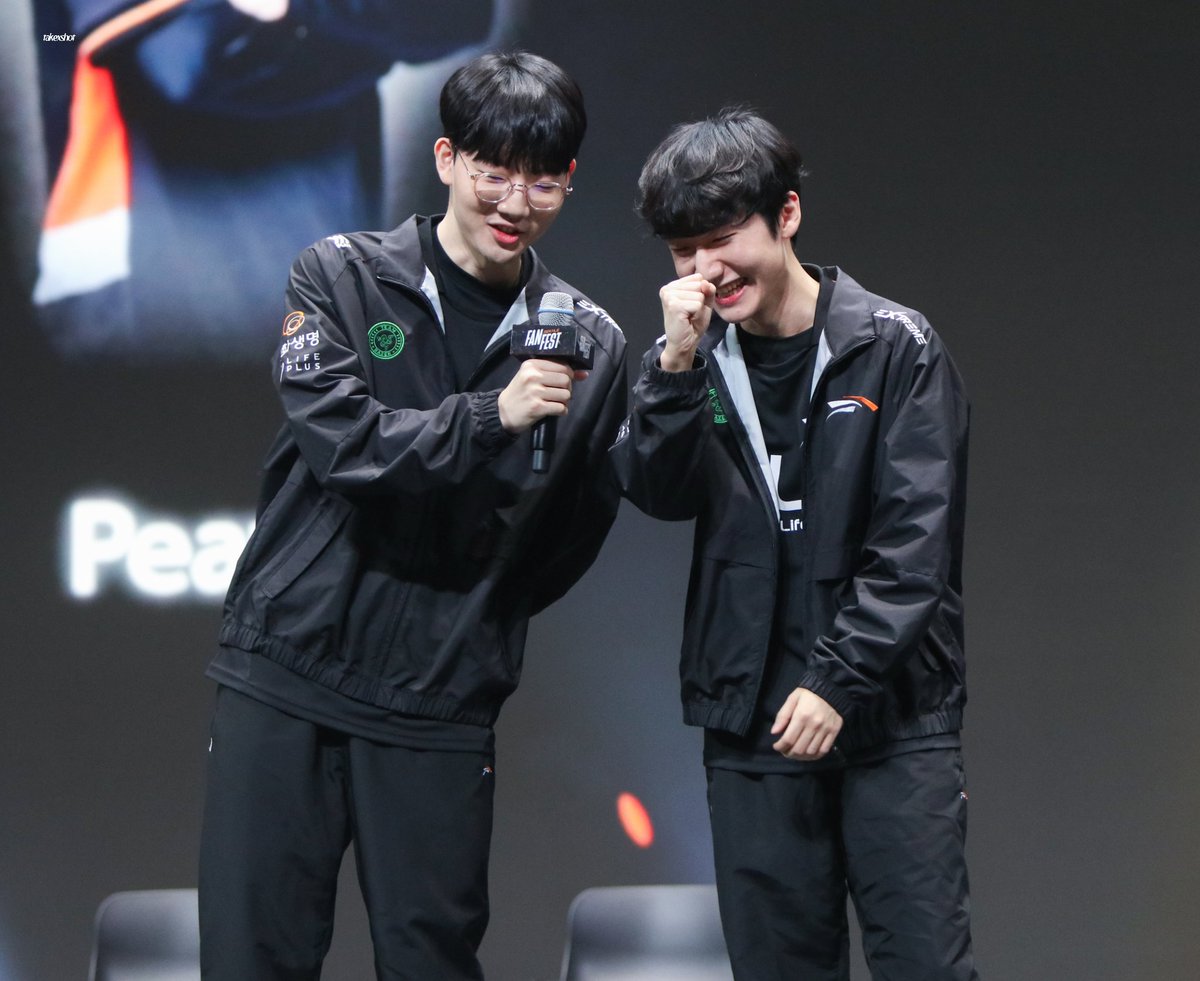 takexshot's tweet photo. 240106 HLE FAN FEST

오늘 간식은 빠다코코넛

#Viper #바이퍼 #박도현
#Peanut #피넛 #한왕호 https://t.co/dWT7oLtbYK