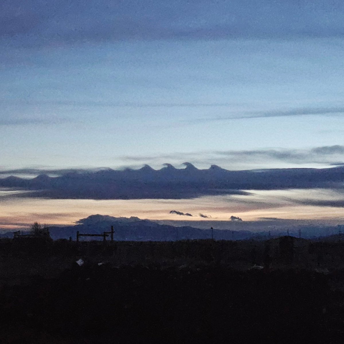 aarons661_aaron's tweet photo. Check out these cool Kelvin-helmholtz clouds over the San Luis Valley this evening. I've been waiting a long time to capture this awesome phenomenon! @CReppWx #cowx #waveclouds https://t.co/CEX2BPbc0e