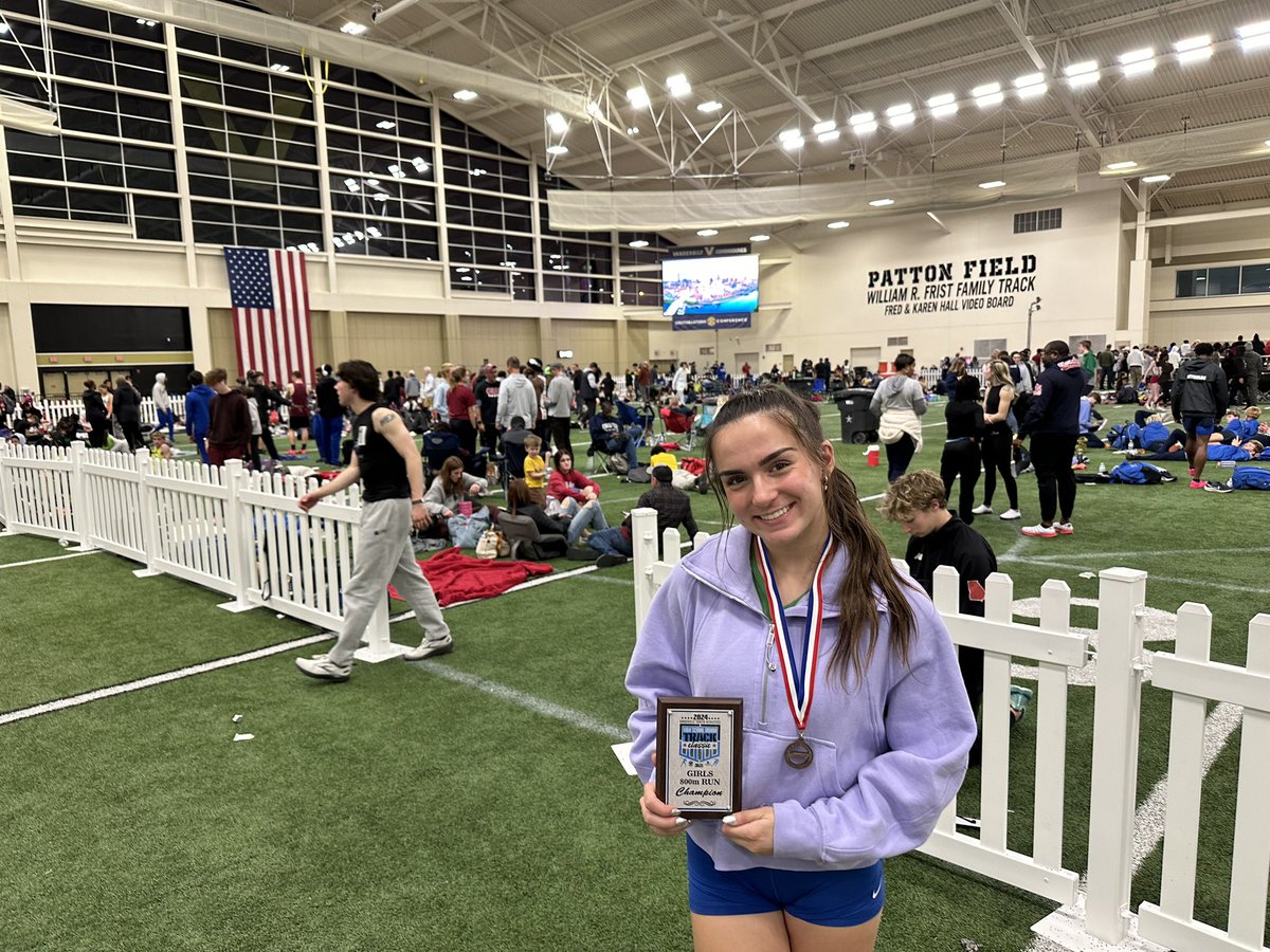 KristaSilletti's tweet photo. Had so much fun competing today Vanderbilt! Took first place in the 800m and our DMR team took 3rd. https://t.co/zWWHvW7TMc