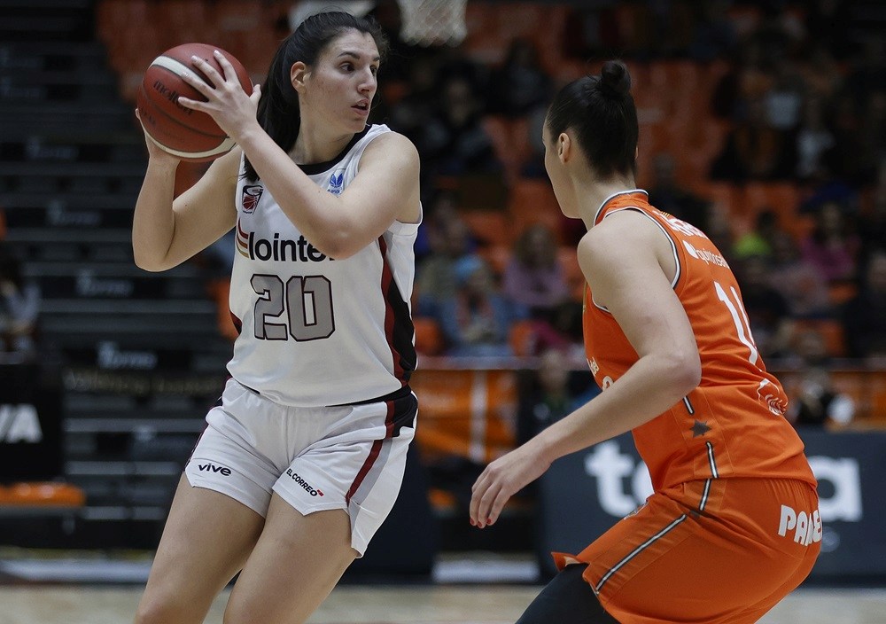 Ecco l'articolo con intervista in esclusiva a <a href="/SaraMade20/">Sara Madera</a> in occasione della sfida tra il <a href="/valenciabasket/">Valencia Basket Club</a> &amp; il suo <a href="/GKesb/">Lointek Gernika Bizkaia</a> #LFEndesa (foto <a href="/miguelangelpo67/">MIGUEL ÁNGEL POLO</a>) 🤩💚🤍❤️ 
all-around.net/p/244195