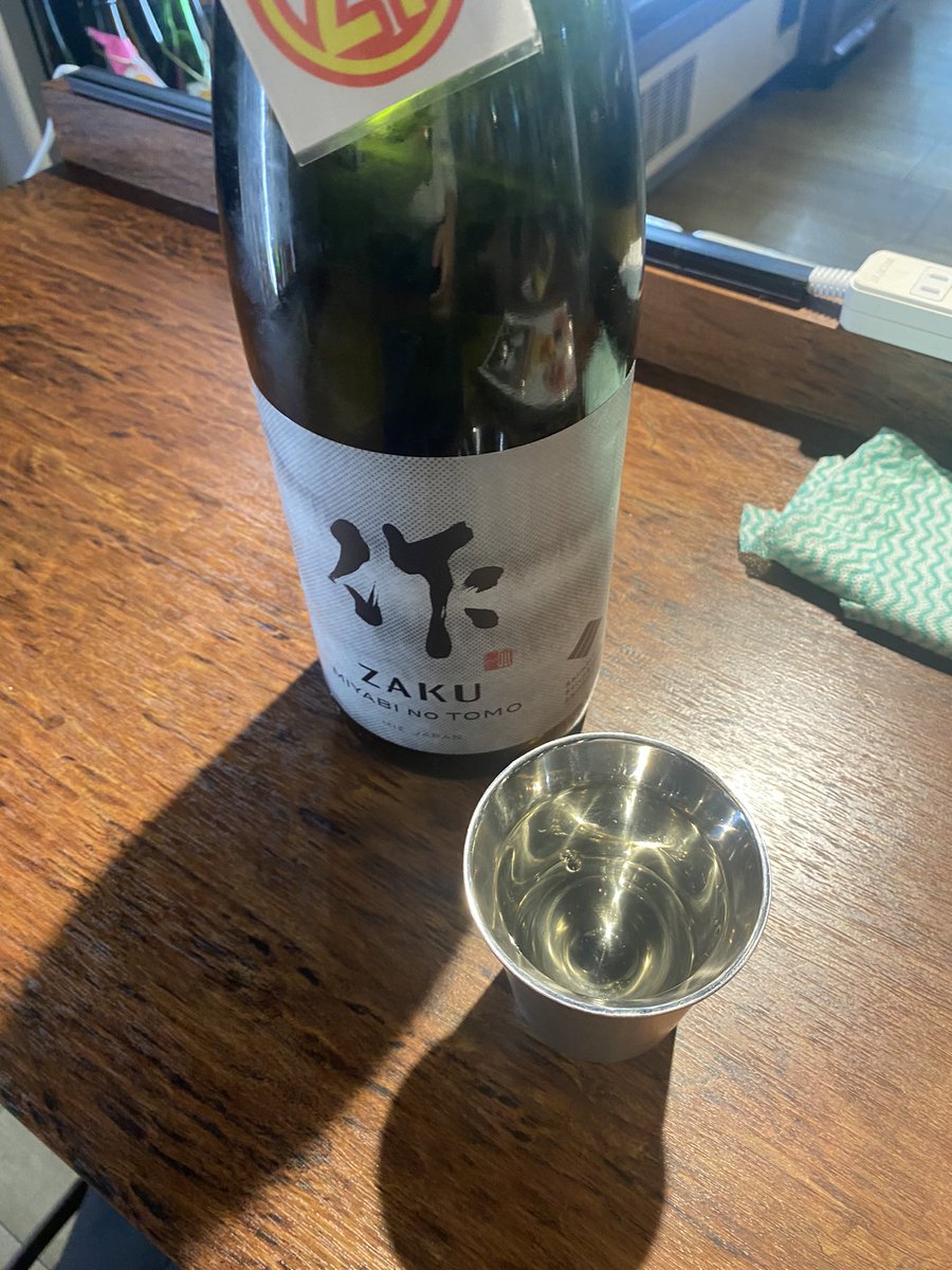 osmirnoff3's tweet photo. 📍寿司処かぐら/関内
お店の1番の特徴は壁一面の日本酒冷蔵ケース🍶
テーブルと立ち飲みにエリアが別れ、テーブル席ではその全部を😳！立ち飲みスペースでは厳選された日本酒を時間無制限で飲み放題😳‼️あと普通にツマミが美味い。
（ちなみに国産ウイスキーも多い🙆‍♀️竹鶴21年も厚岸もあるよ） https://t.co/0cM1nBWO5c