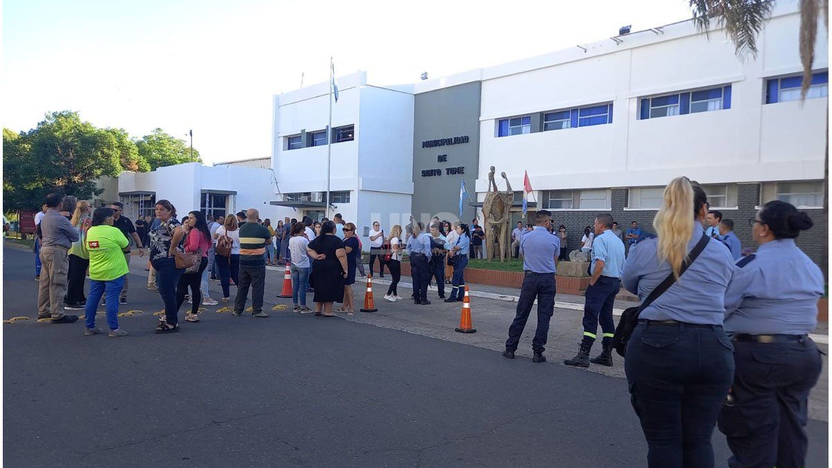 InfoPuebloPRT's tweet photo. ★Cd. de #SantoTome - Prov. de #SantaFe - Rep. #Argentina 06/01/140 D. de #Marx ★
Los/as #Trabajadoras #Municipales realizaron una #HUELGA de 48 el 2 de #Enero exigiendo la #Reincorporación de los 53 #Trabajadores #precarizados a quienes no se les #renovo el #contrato
#PRT https://t.co/h7pju7uU57