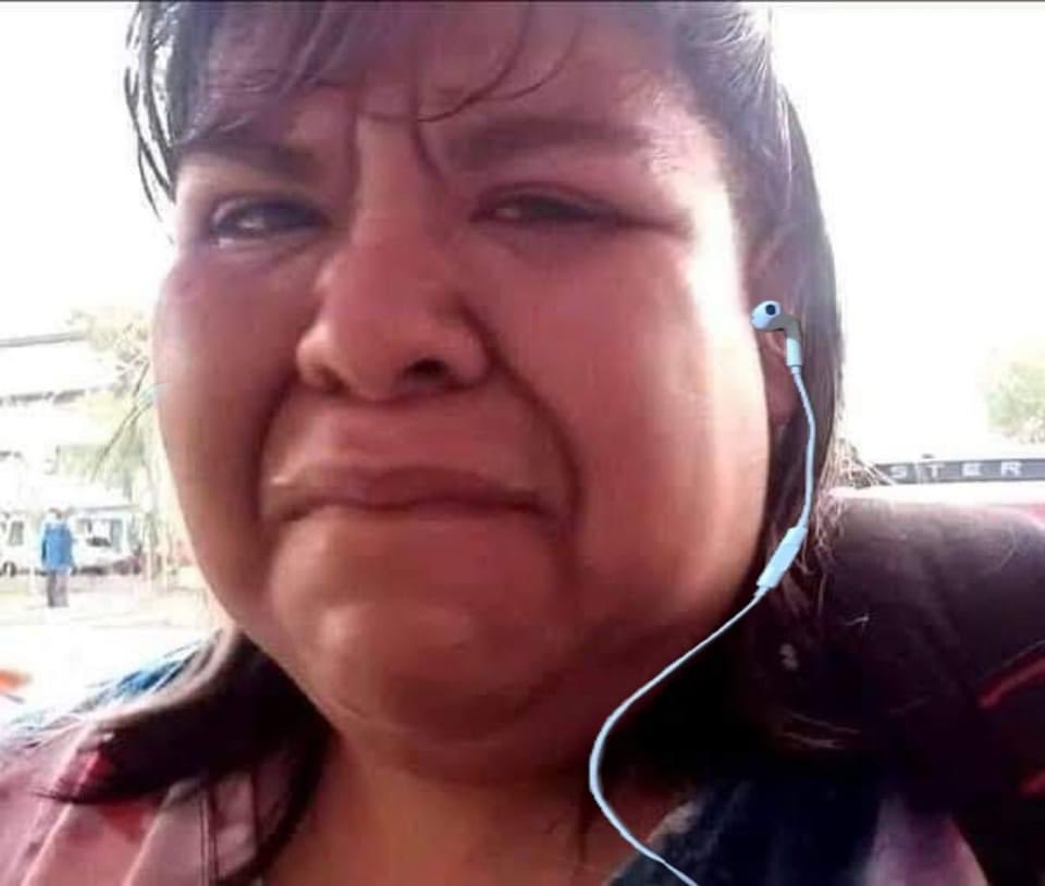 yo escuchando música triste porque algo tengo, no sé q tengo pero algo tengo