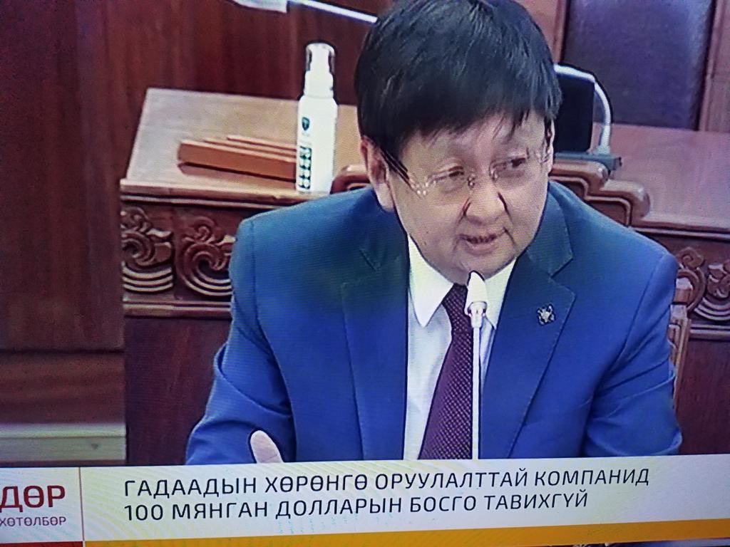 Хотгор бисда Хөрөнгө оруулалтын босгыг авч хаях иргэншил олгох тухай газрыг гадаадын иргэдэд эзэмшүүлж болох тухай гэсэн 2 хууль санаачлаад зүтгүүлээд байгаа нь  Ён Дин Ху Баян мал төхөөрдөг ярагчин хужаагийн шээсээс л гарах санаа. 
  
  ХО нэртэй ядуу хужаа МОНГОЛД хэрэггүй!!!!!