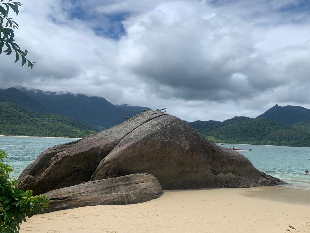 amirsomoggi's tweet photo. O poder da marca #Flamengo
Estou em Paraty no estado do RJ. No meio do nada ( Ilha do Pelado) conheci Manolo, homem negro, vendedor de cocada, flamenguista fanático.Seu sonho: Conhecer o #Maracana. @Flamengo precisa entender os milhões de “Manolos” que têm o mesmo sonho. #Offrio https://t.co/eQaxbPjzXV