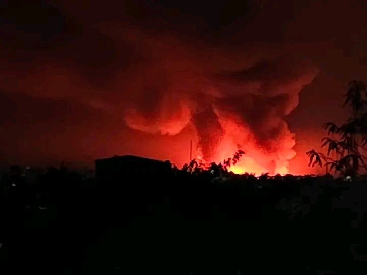 SdekPhotography's tweet photo. A huge fire at camp 5 world largest refugee camp in Bangladesh 

#rohingyarefugeecamp
#fire
#camp https://t.co/znkF9pjhd3
