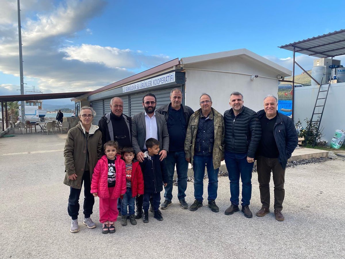 suleymanartci's tweet photo. Çat kapı Gümüldür balıkçı barınağımızı ziyaret edip limanda denk geldiğimiz Vatandaşlarımızla sohbet ettik. 

Bu vesileyle tüm Gümüldürlü hemşerilerime saygı ve selamlarımı iletiyorum. https://t.co/nGXJUfVFAT