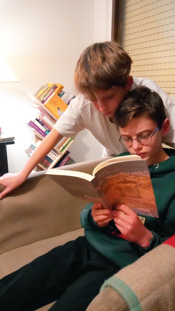 Los 👑 han llegado a la casa de Mateo y Pablo en Madrid con mi 📖  "Oleus, de piel mezclada".

Espero que disfruten del viaje🐉

Gracias a su papi y @mdejuanf por compartir el momento. 

<a href="/EditoraEx/">Editora Regional de Extremadura</a>

#libros 
#librojuvenil 
#literatura  
#leer
#niñoslectores 
#literaturajuvenil