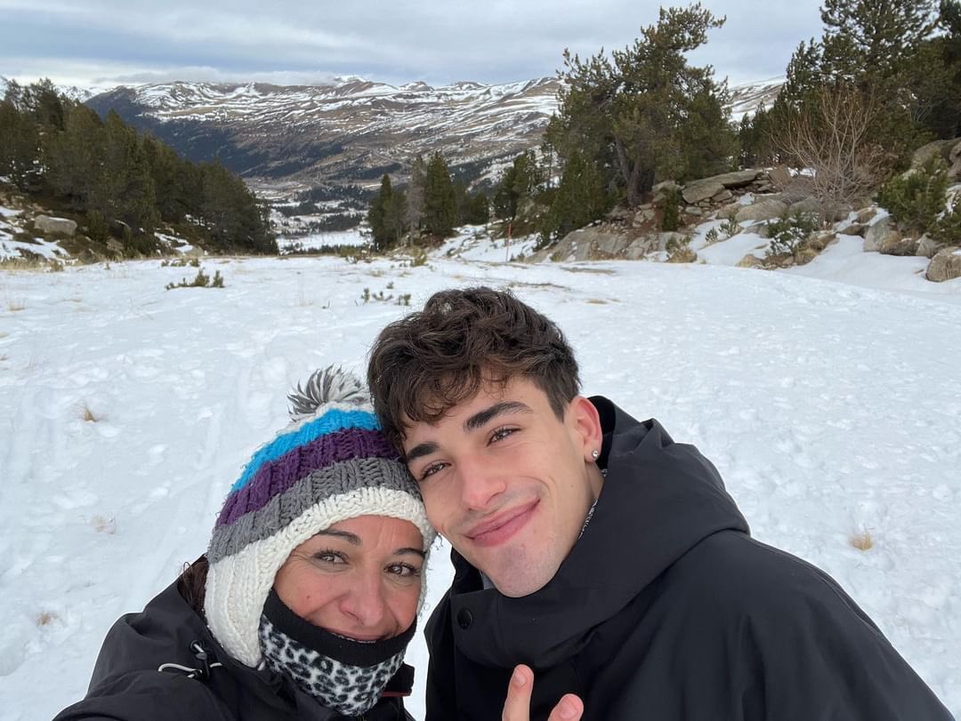 alexmandoncfs's tweet photo. Do you want to build a snowman? ⛄️❄️🎼 Alex and his family enjoyed every moment of this trip, our boy practiced snowboarding which is his second passion after the dance. How are your days going? Are you super happy like @alextopdancer? 😆 https://t.co/l5A26mpWGq