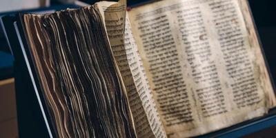 You probably won’t get rich quick investing in rare books. But if you love them—or the thrill of finding a bargain—collecting rare tomes could be both fun and lucrative. advisorstream.com/read/rare-book…