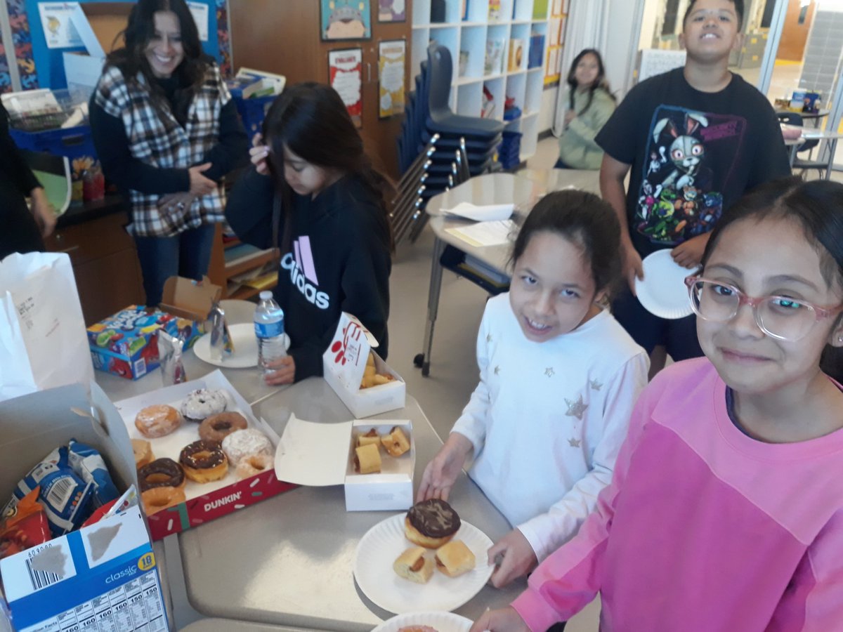 CNavar_BNES's tweet photo. And a huge thank you to my amazing DI parents for feeding us @BNarbuth_ES @LOHara_BNES #nothangry #fueledbydonuts #CreativityUnleashed https://t.co/axKTBCBtga