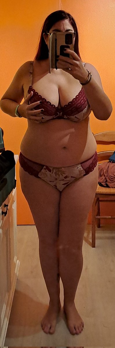 Venusia2964's tweet photo. J'aime le rouge et vous quel est votre couleur préférée ? @LouveEspadon @lillois59590 #dessous #boobs #jambe #pieds #mains #dentelle https://t.co/rrYhPi5Q8k