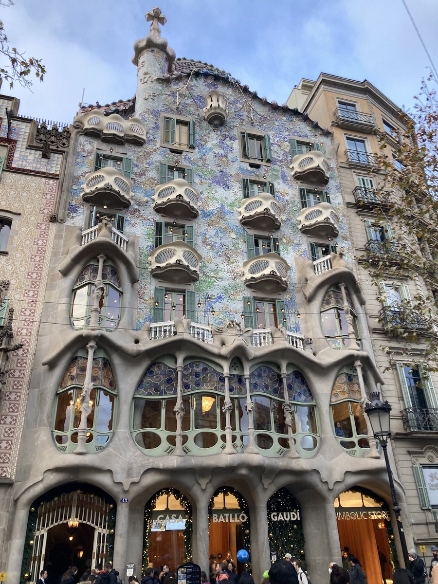 GCSEsimplified's tweet photo. Enjoying the last few days of the Christmas holidays in #Barcelona
Some winter sunshine and the 3 kings parade
Back to work Monday for a very busy rest of January.
#GCSEsimplifed https://t.co/fqXl1gW83D