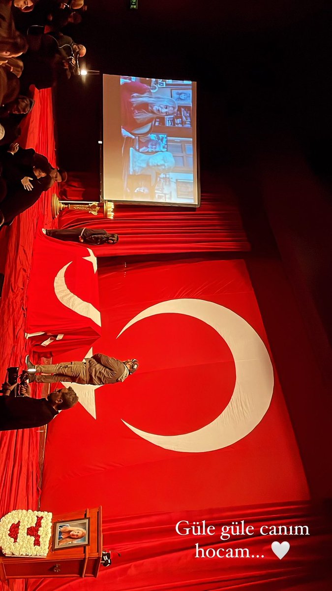 emrahh89's tweet photo. Muhteşem enerjin, ışığın, ahengin, rengin bugün ve daima bizimle birlikte olacak biricik hocam. Seni uğurlamak hepimiz için çok zordu. 😔 Büyük aşkın #BeklanAlgan hocamıza kavuştun. 🙏 Yattığın yer incitmesin. Seni çok ama çok seviyorum. Unutulmayacaksın… ♥️💐 #AylaAlgan https://t.co/ZG1VoEZ7iL