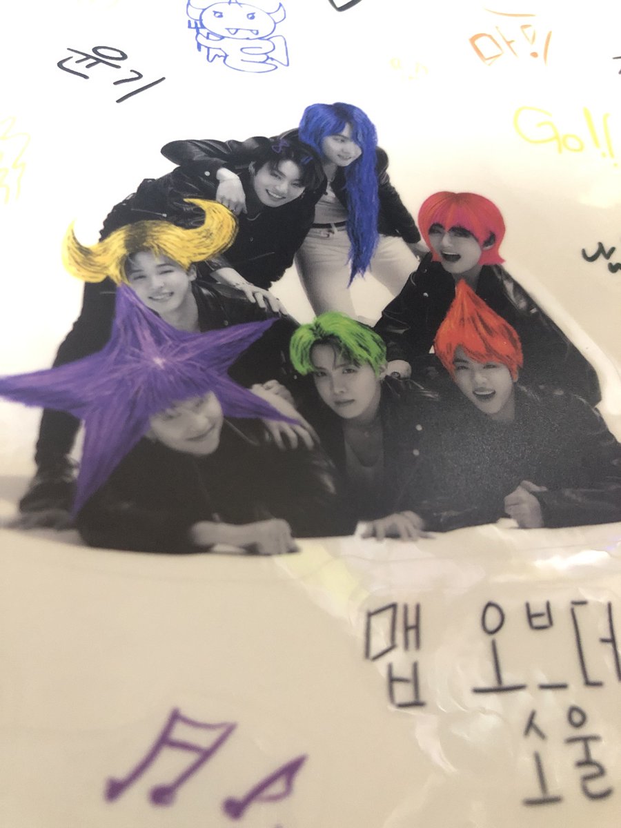 rjchimtaco1992's tweet photo. 本棚お片付け中に
手が止まらないわけない😂
ジワる
#방탄소년단
#MOS7
@BTS_twt https://t.co/E30ON9ZqBC