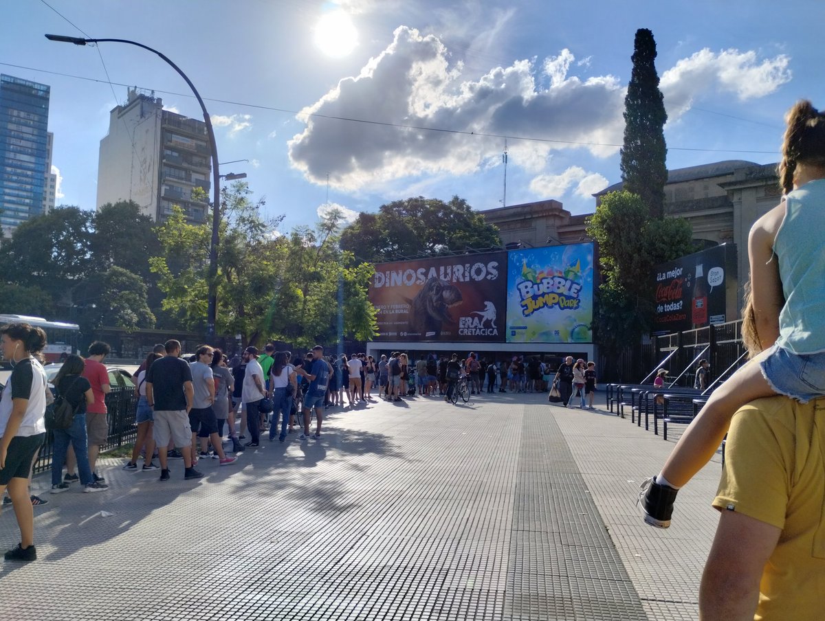 mariavirginiau's tweet photo. Dos horas al sol haciendo la fila para retirar entradas para #LaRenga cómo si fuese el 2005. Habiéndonos cobrado $3800 de cargos por servicio nos cortan la boletería y nos dicen que no hay más sistema a las 18 hs. Una vergüenza estos chorros de #ArteInfernal @larenga https://t.co/jmeD9rvZy8